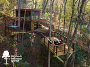 The Mēos - Earthy Treehouse & Suspended Platform